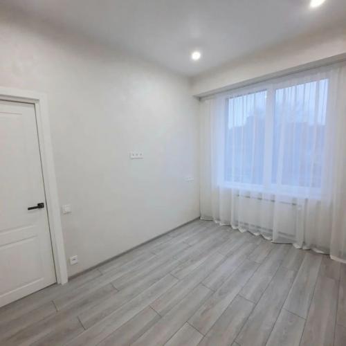 Спланирована в 2 отдельных спальни, кухня гостиная, гардеробная, два сан. 08