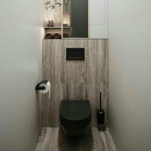 Интерьер небольшого санузла, несмотря на ограниченное пространство, может выглядеть по-разному исходя из цвета сантехники, отделки и материалов. 06