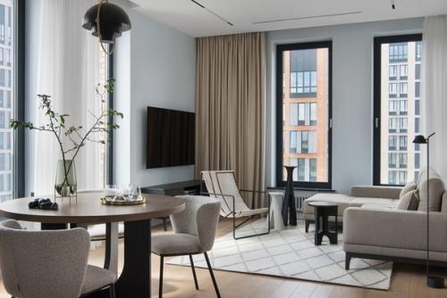 Нестандартная трешка с маленькой кухней в нише. 03