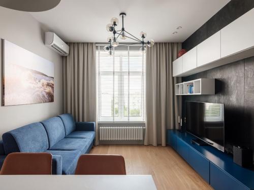 Капитальный ремонт в подарок маме. На фото хрущевка, ремонтом пытались визуально расширить пространство.  Дизайнер Лана Александрова. 02