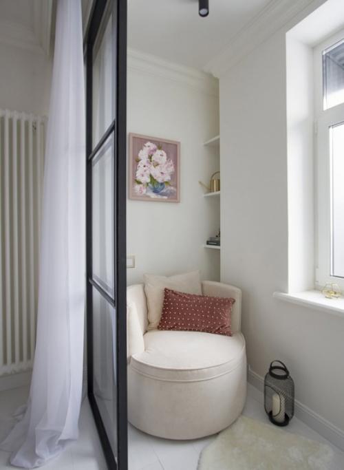 Это стандартная евродвушка с большой кухней - гостиной, спальней, ванной и кладовой. 03