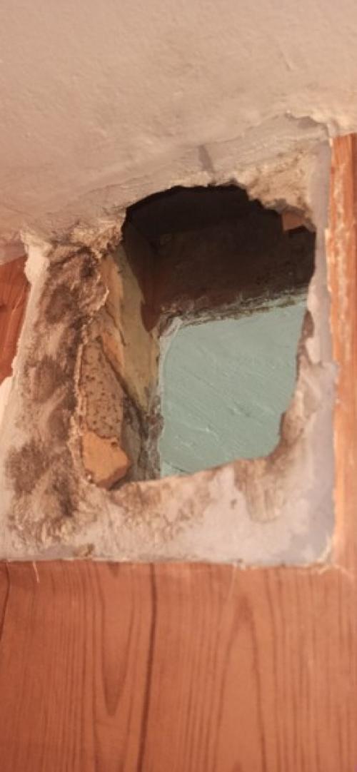 Вопрос спецам.  У предыдущих хозяев в туалете и ванной сделан потолок из панелей (возможно гипсолит, примерно 6-7 см. 01