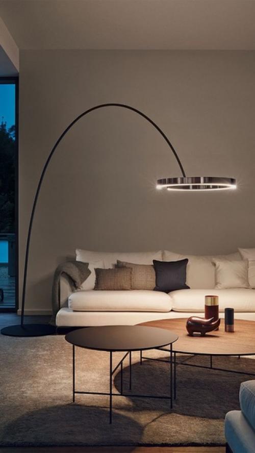 В том случае, если нужно осветить отдельные области комнаты, хорошее решение - торшер на длинной изогнутой ножке, так называемый торшер - удочка. 04