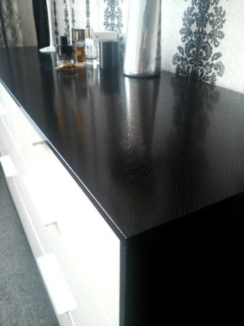 Сделай сам. Мы обновляем старый комод с помощью винила под змеиную кожу. 06