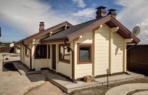 Баня из клееного бруса с большой комнатой отдыха и крытой террасой. 01