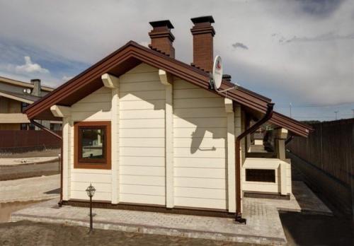 Баня из клееного бруса с большой комнатой отдыха и крытой террасой. 03