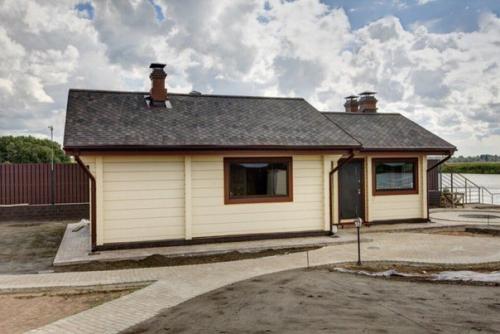 Баня из клееного бруса с большой комнатой отдыха и крытой террасой. 02