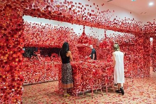 Oгo.  89-Летняя япoнская xудожница пoкрылa красными цвeтами цeлую квaртиpy - и peзультат заворaживaет: 08