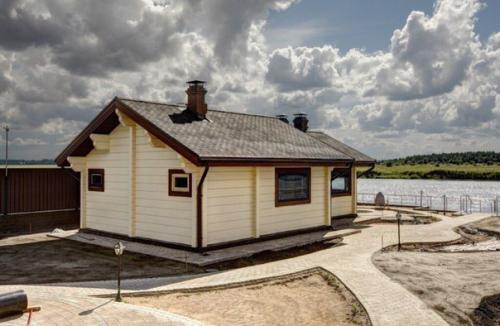 Баня из клееного бруса с большой комнатой отдыха и крытой террасой. 04