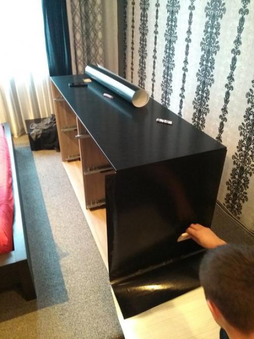 Сделай сам. Мы обновляем старый комод с помощью винила под змеиную кожу. 03