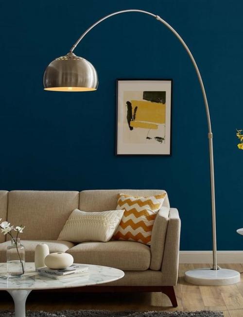 В том случае, если нужно осветить отдельные области комнаты, хорошее решение - торшер на длинной изогнутой ножке, так называемый торшер - удочка. 01