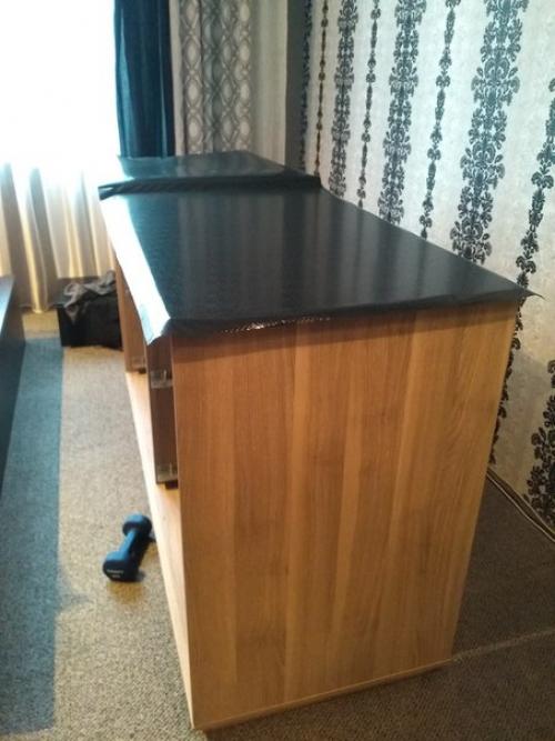 Сделай сам. Мы обновляем старый комод с помощью винила под змеиную кожу. 02