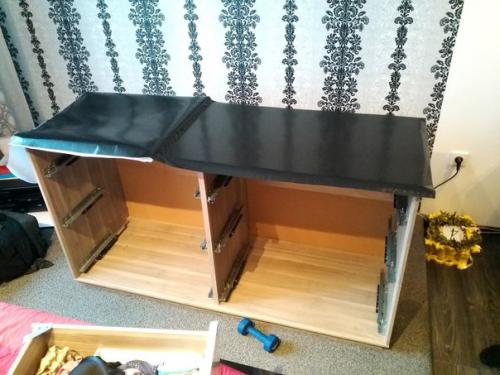 Сделай сам. Мы обновляем старый комод с помощью винила под змеиную кожу. 01