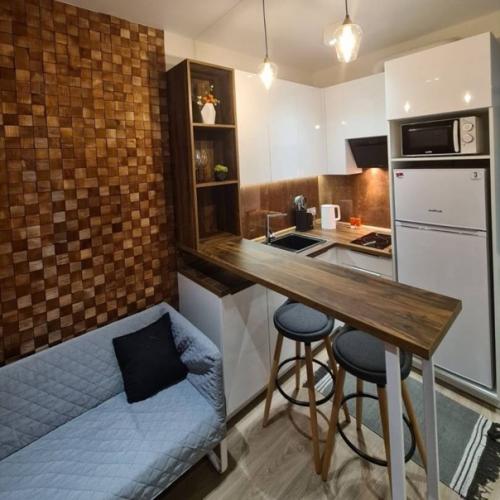 Мы сдаем шикарную кухню студию + спальню с видом на море. 01