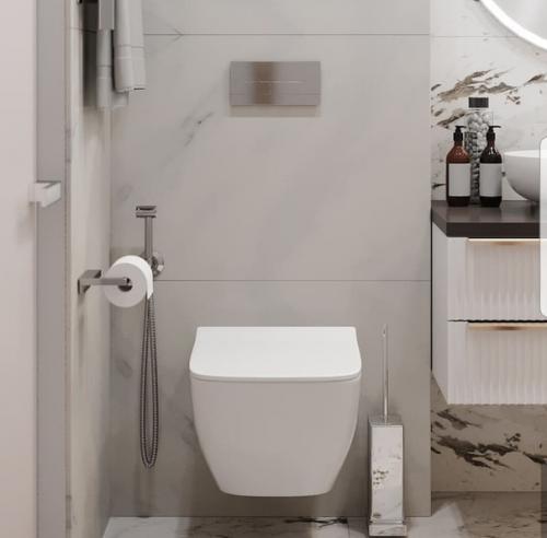 Светлый и стильный интерьер ванной комнаты, площадью 4. 8 кв. 02