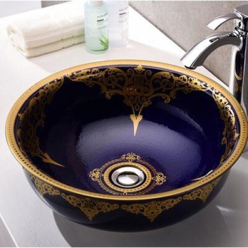 Лаконичные формы, хромированные детали и строгие линии - это привычный вид ванной комнаты, но не единственный вариант ее оформления! 01