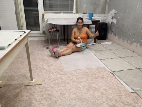 Захотели отделку стены панелями, решили, что купить форму и гипс будет дешевле мы делаем сами. 02