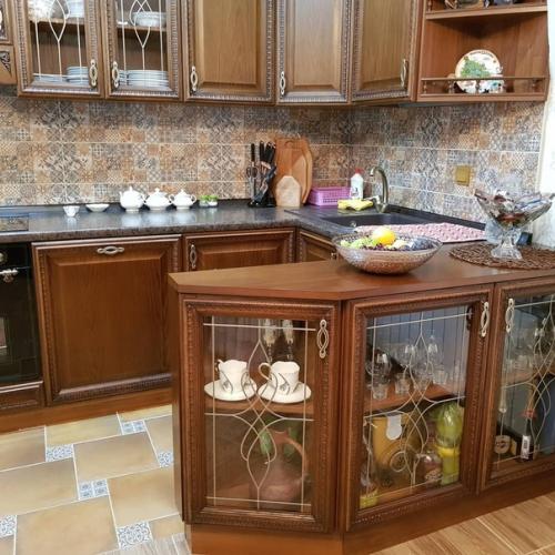 Кухня из массива бука с хорошей фурнитурой. 01