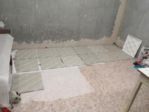 Захотели отделку стены панелями, решили, что купить форму и гипс будет дешевле мы делаем сами. 03