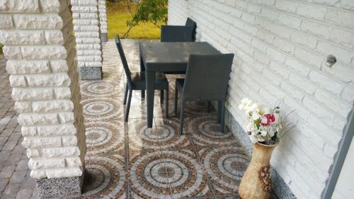 В одни руки ремонтировал крыльцо, на фото до и после. 07