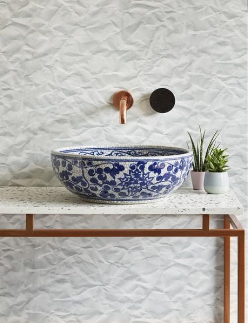 Лаконичные формы, хромированные детали и строгие линии - это привычный вид ванной комнаты, но не единственный вариант ее оформления! 02