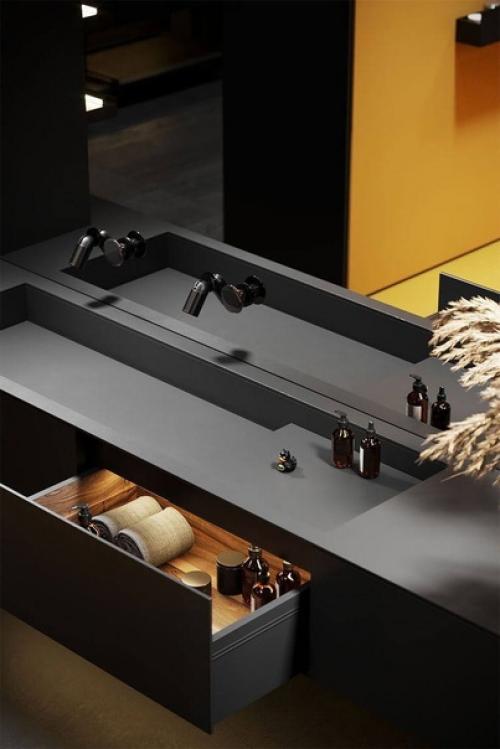 Интерьер ванной комнаты для любителей тёмных и цветных интерьеров. 01