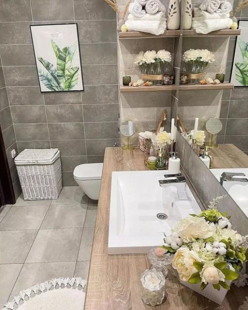 Школа ремонта.  Прекрасная ванная комната с декором и цветами. 01