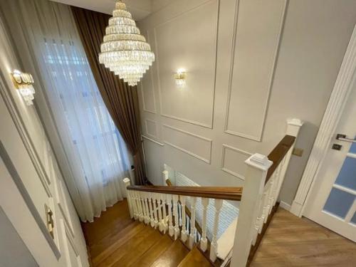 Купили 2-х уровневый дом с дизайнерским ремонтом в стиле неоклассика за 190 000$. 07