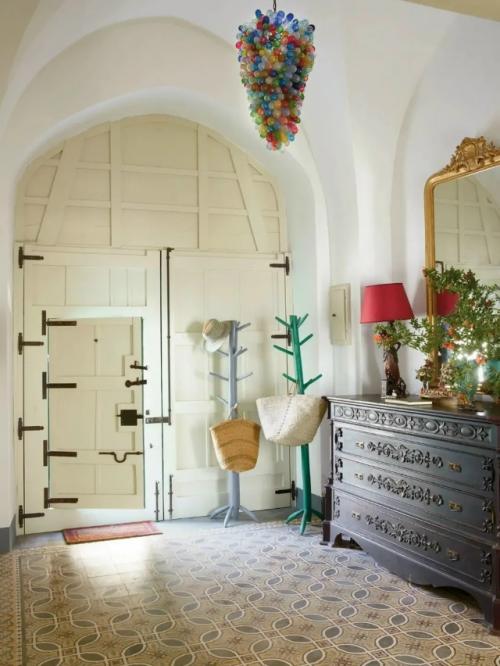 Загородный дом, в котором старая Европа, Америка и Восток встретились под одной крышей, превращён в по-настоящему уникальное пространство. 06