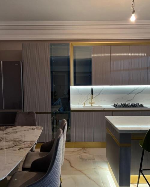 Кухня с высокими витринами со стеклом Stopsol. 01