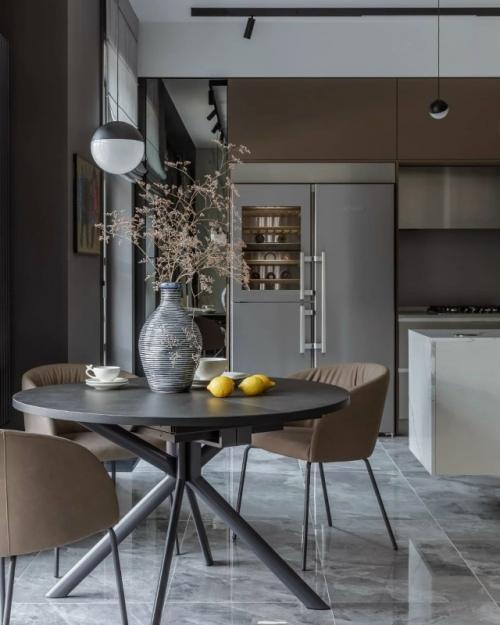 Роскошный интерьер двухэтажного дома впечатляет продуманностью, масштабом и исключительным чувством стиля. 05