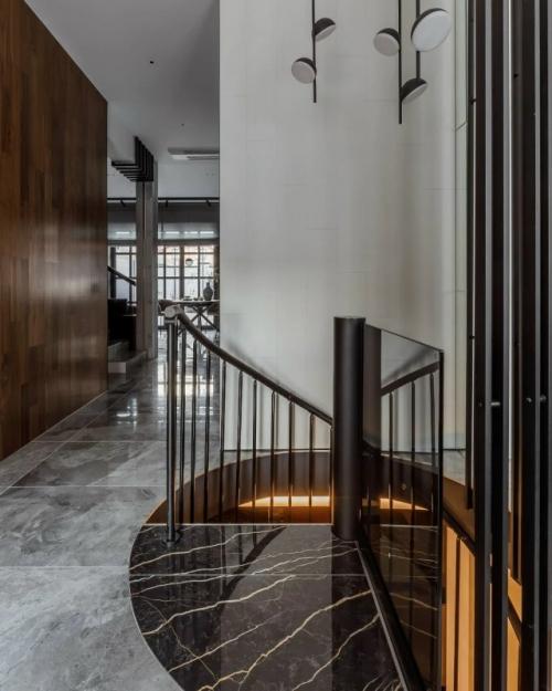 Роскошный интерьер двухэтажного дома впечатляет продуманностью, масштабом и исключительным чувством стиля. 08