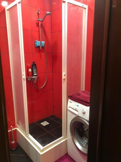 Живу один.  Ремонт под себя делал. 09