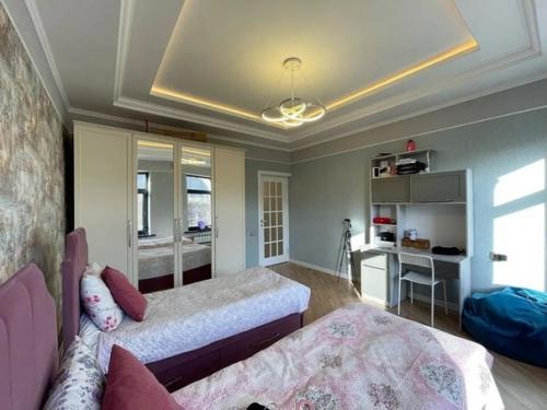 Купили 2-х уровневый дом с дизайнерским ремонтом в стиле неоклассика за 190 000$. 03