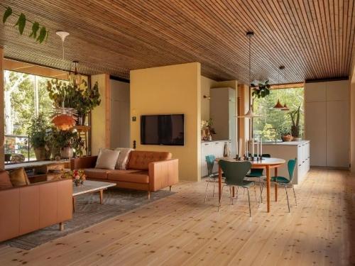 Просторный дом в тёплых оттенках словно наполнен мягким солнечным сиянием. 02