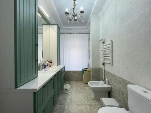 Купили 2-х уровневый дом с дизайнерским ремонтом в стиле неоклассика за 190 000$. 06