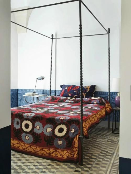 Загородный дом, в котором старая Европа, Америка и Восток встретились под одной крышей, превращён в по-настоящему уникальное пространство. 08