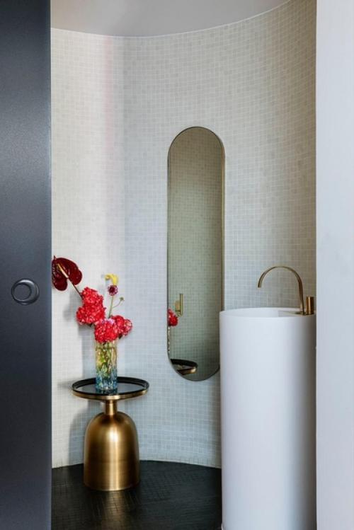 Яркая квартира дизайнера в шедевре брутализма в Мадриде. 02