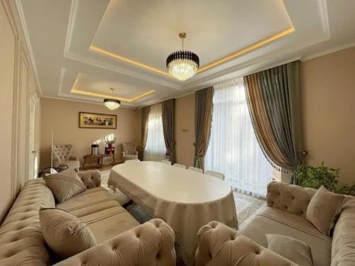 Купили 2-х уровневый дом с дизайнерским ремонтом в стиле неоклассика за 190 000$. 04