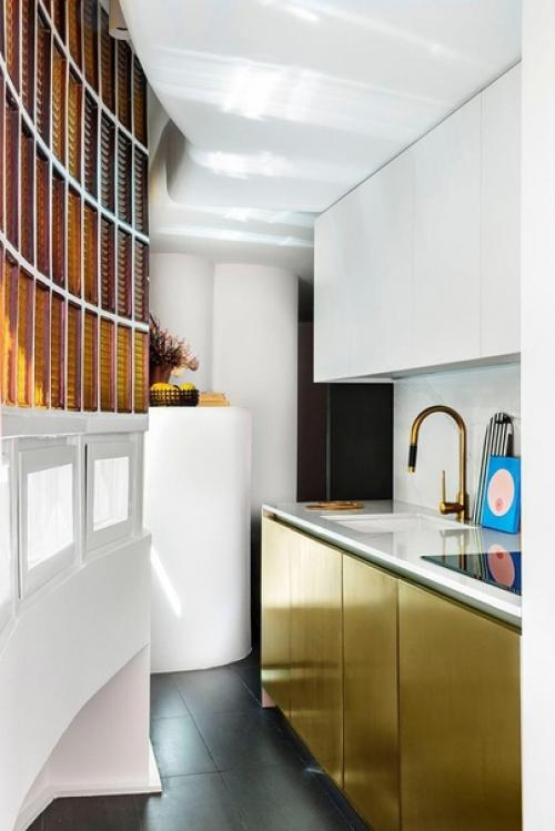 Яркая квартира дизайнера в шедевре брутализма в Мадриде. 03