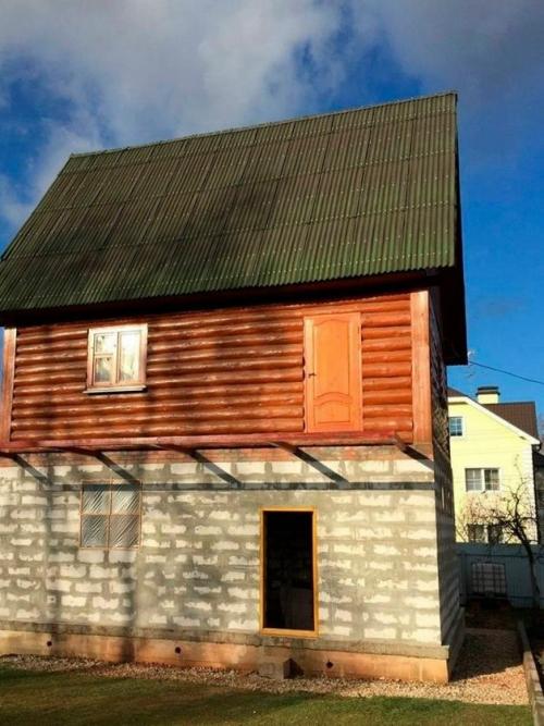 Вдвоём мы при помощи домкратов подняли 15-тонное здание на высоту нового этажа. 
