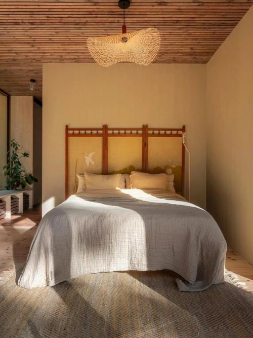 Просторный дом в тёплых оттенках словно наполнен мягким солнечным сиянием. 09