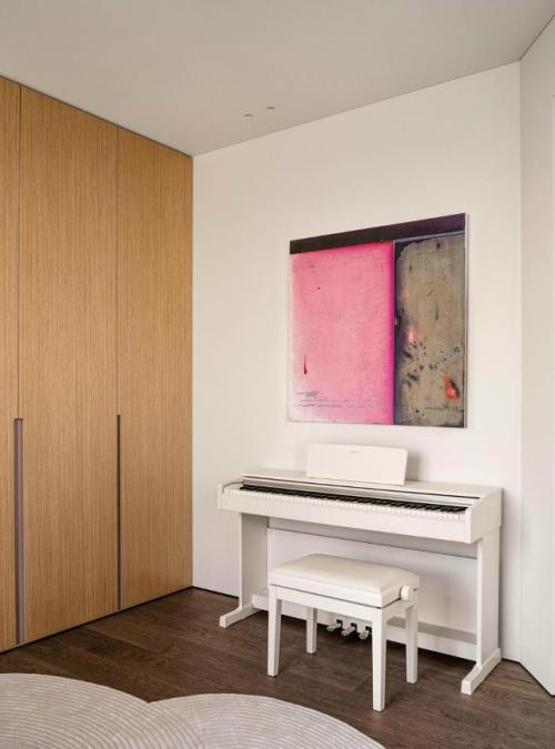 Архитекторы проекта от Planka Buro создали интерьер для семьи из трёх человек, где каждая зона продумана до мелочей. 01