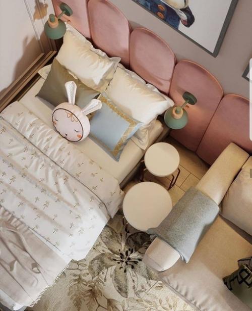 Интерьер детской комнаты в нежных пастельных тонах розового и бежевого. 02