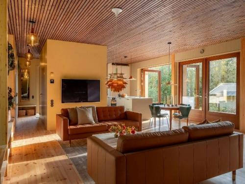 Просторный дом в тёплых оттенках словно наполнен мягким солнечным сиянием. 03