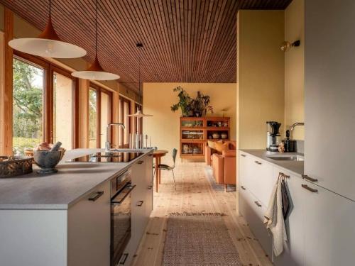 Просторный дом в тёплых оттенках словно наполнен мягким солнечным сиянием. 07