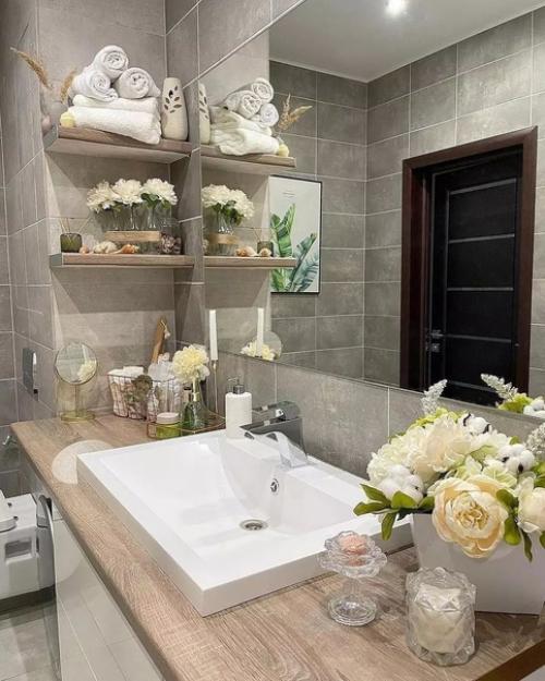 Школа ремонта.  Прекрасная ванная комната с декором и цветами. 04