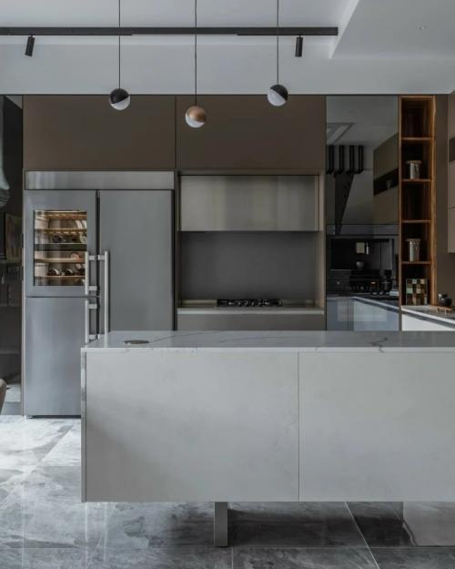 Роскошный интерьер двухэтажного дома впечатляет продуманностью, масштабом и исключительным чувством стиля. 01