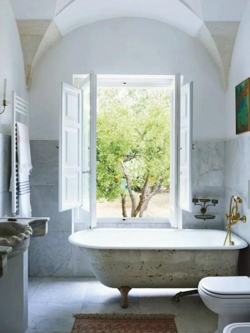 Загородный дом, в котором старая Европа, Америка и Восток встретились под одной крышей, превращён в по-настоящему уникальное пространство. 09