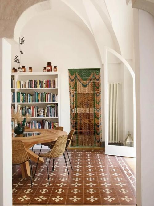 Загородный дом, в котором старая Европа, Америка и Восток встретились под одной крышей, превращён в по-настоящему уникальное пространство. 04